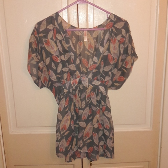 Xhilaration Tops - 🆕️Adorable Floral Blouse🆕️